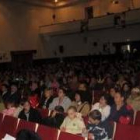 Cientos de personas asisten al cine Emilia durante el acto de clausura