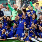 El Chelsea festejó su éxito levantando el trofeo de campeón de la Liga Europa 2018-2019. SHIPENKOV