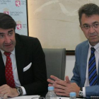 El consejero de Fomento, Juan Carlos Suárez-Quiñones, con el presidente de la Diputación, Juan Martínez Majo. RAMIRO