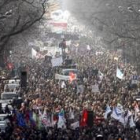 Unos 350.000 estudiantes y trabajadores se unieron en París contra el contrato laboral precario