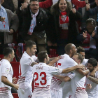 Los jugadores del Sevilla celebran la goleada frente al Celta con su fiel afición. JOSÉ MANUEL VIDAL