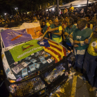 Uno de los cuatro vehículos de la Guardia Civil destrozados por los independentistas. QUIQUE GARCÍA