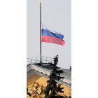 Flores en la estación de Park Kultury en memoria de las víctimas. Bandera rusa a media asta en el Kr