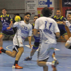 El lateral brasileño Leo Santos, que ayer jugó muchos minutos como central, intenta pasarle el balón al argentino Federico Vieyra, autor de cuatro goles frente al Cangas.