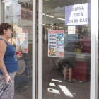 Un cartel solidario con Juana Rivas en la puerta un comercio de Maracena, en Granada.