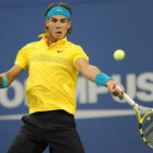Nadal devuelve la pelota ante Nicolas Kiefer.