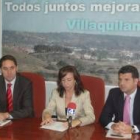 La concejala Pilar Reguero junto a representantes de La Caixa