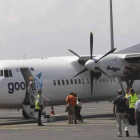 Pasajeros embarcando en un vuelo de la aerolínea Good Fly en el aeropuerto de León durante este verano.