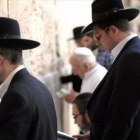 Judíos ultraortodoxos rezan ante el muro de las lamentaciones.