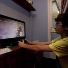 Un joven juega 'on line' con la PSN de Sony, en una imagen de archivo.