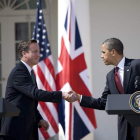 El primer ministro británico y el presidente de los Estados Unidos se estrechan la mano.
