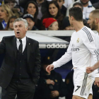 Ancelotti da órdenes a sus jugadores durante un partido del Madrid esta temporada.