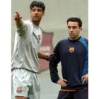 Rijkaard imparte órdenes a Xavi Hernández durante un entrenamiento