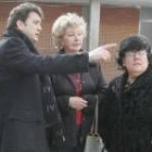 Fernández (dcha.) con Riesco y la directora, en el colegio de Flores