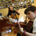 El profesor Israel Quintana en una clase de guitarra con un alumno