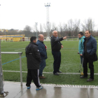 El concejal de Deportes y los peritos, en uno de los campos.