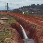 La nueva conducción de agua, en paralelo con el viejo canal, en Magaz de Arriba