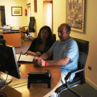 Momento en el que el alcalde de La Pola y la técnico municipal se comunican con el Ministerio.