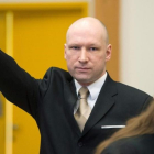 Anders Breivik saluda al estilo nazi a su llegada para una vista judicial, en el sudoeste de Oslo, el 15 de marzo del 2016.