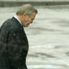 Donald Rumsfeld camina sobre la nieve ayer, antes de reunirse con Bush en la Casa Blanca