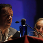 Paz Cabanas, con Gregorio Fernández en un acto literario.