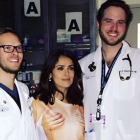 Salma Hayek, con la camiseta que representa unas manos cogiéndole los pechos, posa con los doctores que la han atendido de urgencia en el hospital.