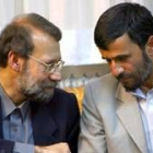 El presidente iraní escucha al secretario del Consejo Supremo de Seguridad Nacional, Ali Larijani