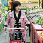 Una joven en el supermercado Pothonggang de Pyongyang.
