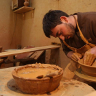 El joven alfarero jiminiego, Jaime Argüello, demuestra su ancestral maestría.