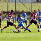 Mateo, en la imagen peleando por el balón entre dos defensas del Bilbao Athletic cuajó un gran partido ayer en Lezama.