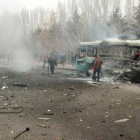 Aspecto del autobús después de la explosión de un coche bomba en la ciudad turca de Kayseri.