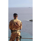 Un militar italiano vigila la costa de Lampedusa.