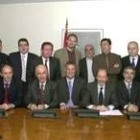 Los representantes de todos los grupos parlamentarios excepto el PP posan antes de firmar el acuerdo