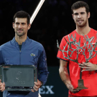 Novak Djokovic y Karen Khachanov posan tras la final en la que el ruso venció 7-5 y 6-4. IAN LANGSDON
