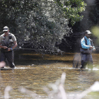 La temporada de pesca levantará el telón en los ríos de la provincia el 25 de marzo. MARCIANO PÉREZ