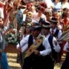 Varias personas, descalzas, se ofrecen en oración a la patrona