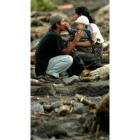 Reencuentro de una familia en Panabaj (Guatemala) tras?pasar el «Stan»