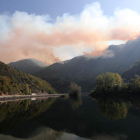 El humo del fuego visto desde el entorno de la presa de Ondinas, hasta donde bajan los osos. ANA F. BARREDO
