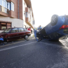 Accidente de tráfico en Villaobispo de las Regueras en el que ha volcado uno de los turismos implicados