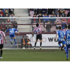 Máyor cabecea a la red un balón despejado por Castilla que a la postre serviría para que la Deportiva lograra su primera victoria en Las Gaunas.