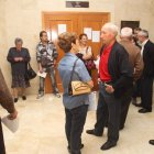 Los afectados, aguardando su turno ante la sala.