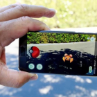 Un móvil con la aplicación del nuevo juego de moda en funcionamiento.