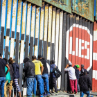 Migrantes de la primera caravana que salio desde honduras y recorrio el territorio mexicano comienzan a congregarse en la valla fronteriza de Tijuana  Mexico.