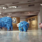 Cerdos hechos con fregonas en la exposición de Logroño.