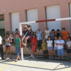 El alcalde de Cuadros posa con las monitoras y los niños asistentes al programa de ocio.