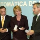 Alfredo Prada y Esperanza Aguirre presentan la pulsera en presencia de un técnico