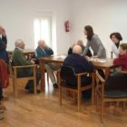 Los enfermos, con el personal especializado, en el primer día de funcionamiento del centro.