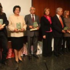 Fotografía de familia de las personas y representantes de colectivos y medios premiados, con los dir