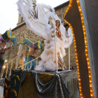 María García, la musa del Carnaval de este año, preside el desfile del martes desde la carroza más alta y acompañada del Grupo Salsa. MARCIANO PÉREZ