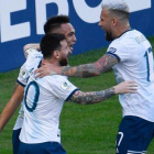 Lautaro Martínez celebra su gol junto a Messi y Otamendi.